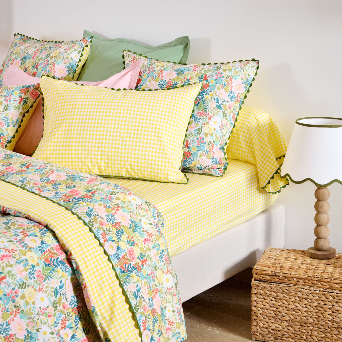 zoom taies d'oreiller vichy jaune et fleuries