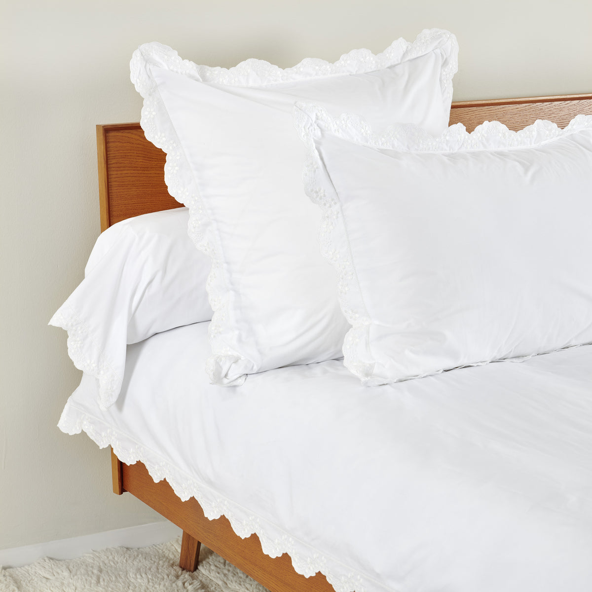 ambiance de la collection heloise en percale de coton blanche avec des broderies ton sur ton blanche fleuries