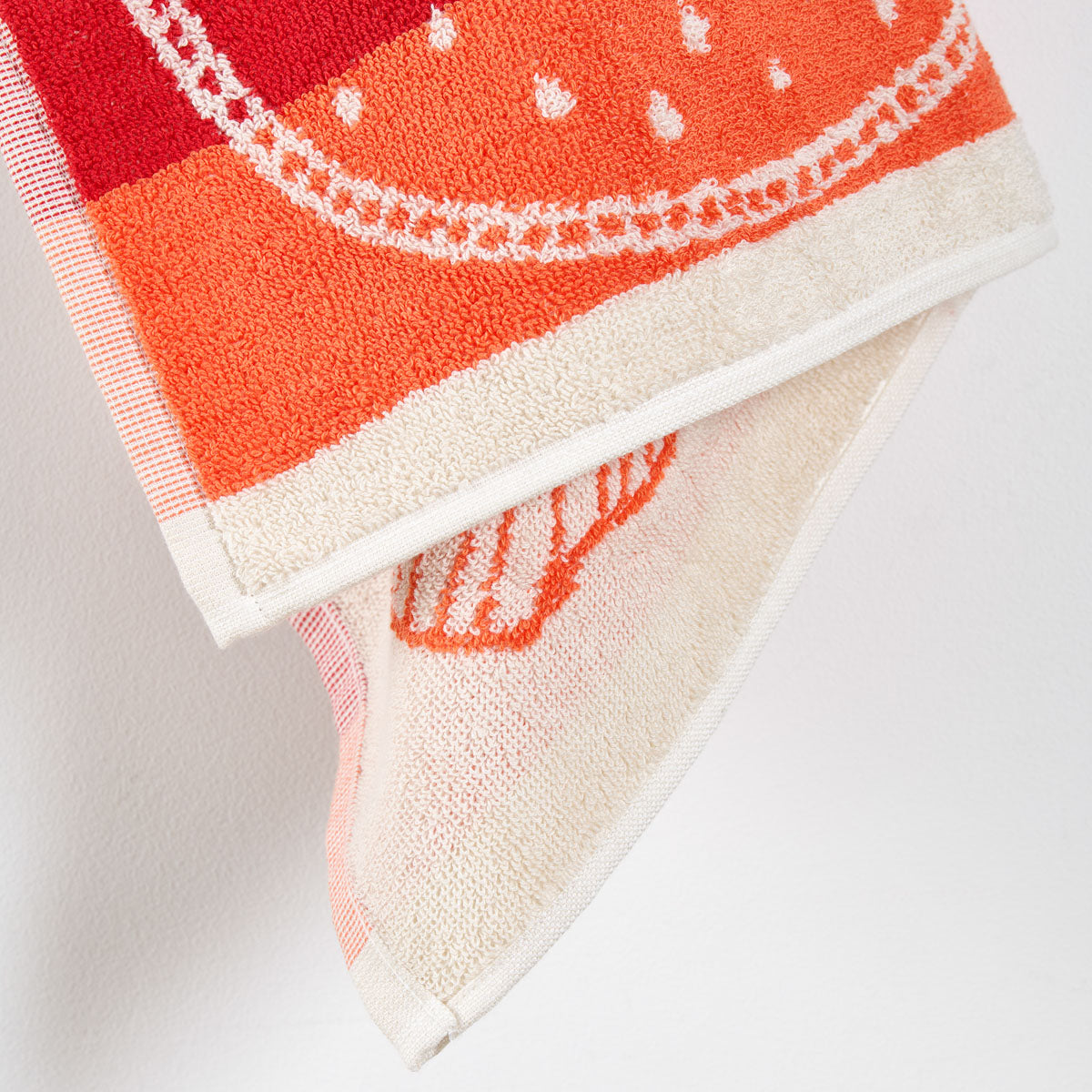 Zoom sur l’éponge jacquard en coton épais. Coloris rouge
Essuie-main Confiture avec motif fruit.