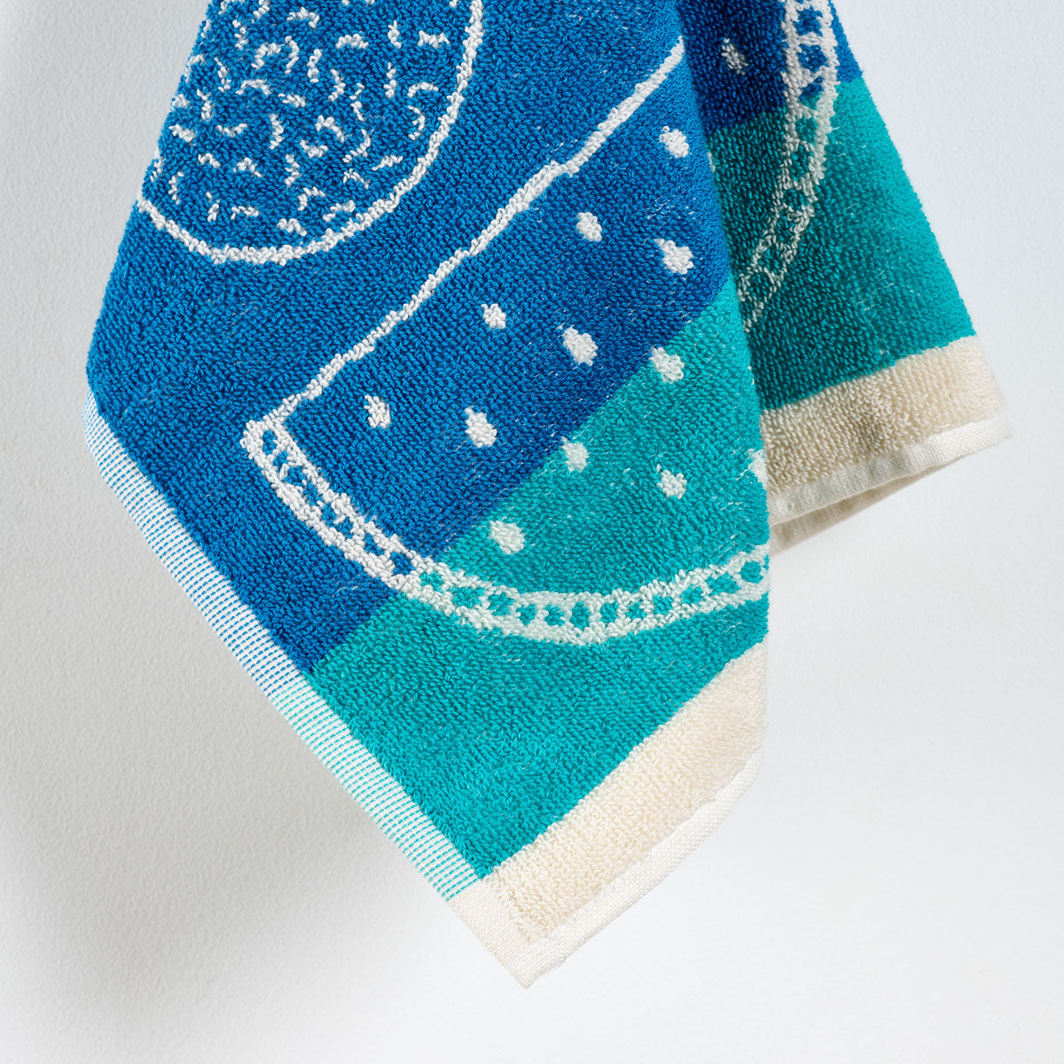 Zoom sur l’éponge jacquard en coton épais. Coloris bleu
Essuie-main Confiture avec motif fruit.