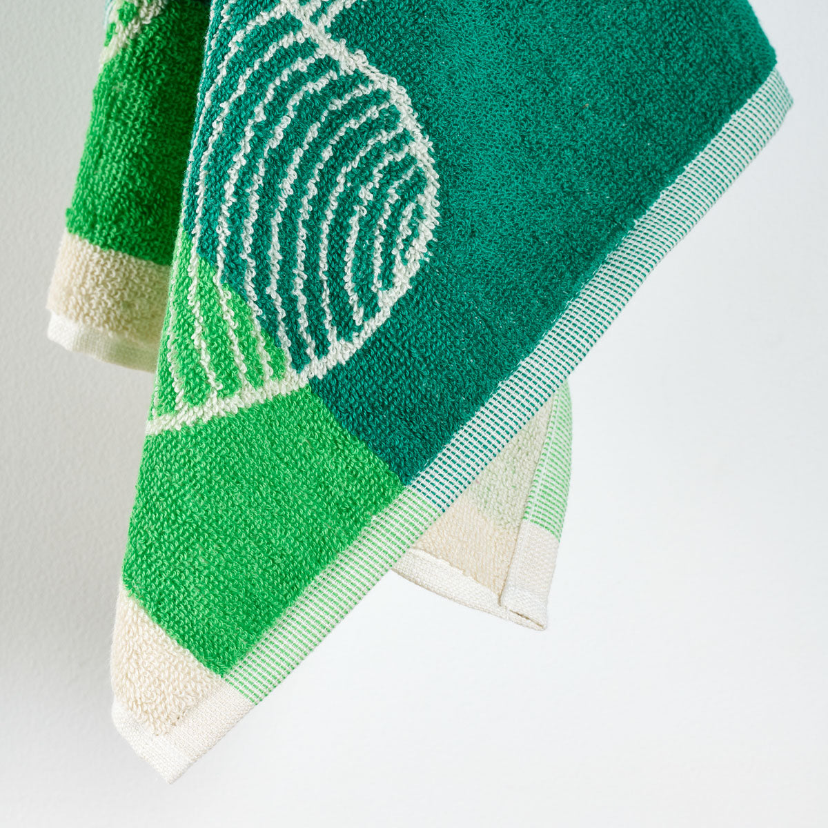 Zoom sur l’éponge jacquard en coton épais. Coloris vert
Essuie-main Confiture avec motif fruit.
