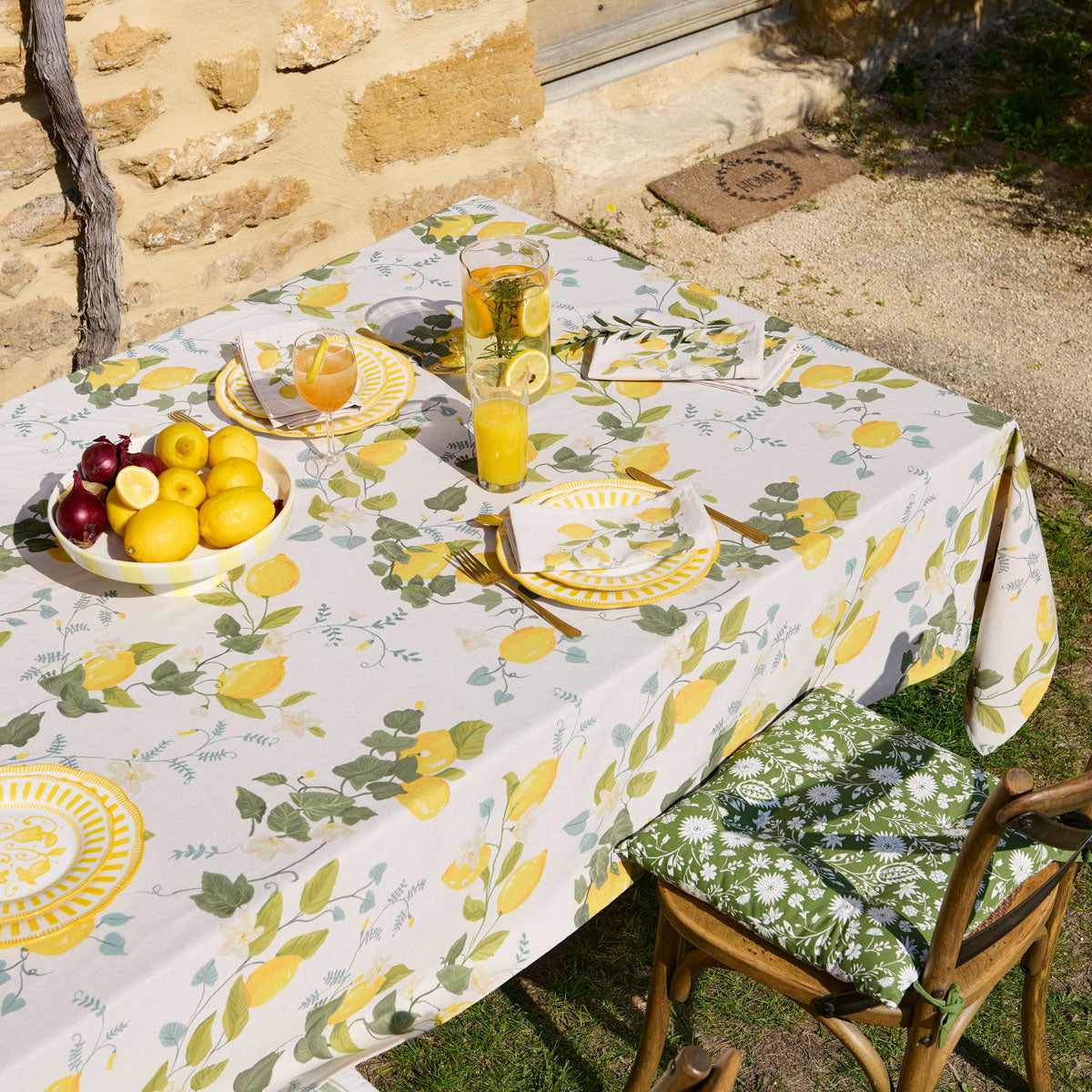 Nappe Jardin d’Agrumes dressée en extérieur – ambiance méditerranéenne