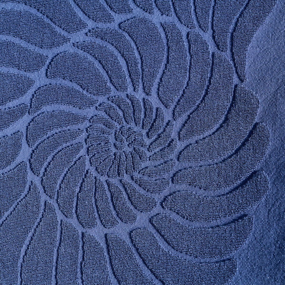 Détail de l’éponge jacquard et finition franges bleu #Couleur_BLEU