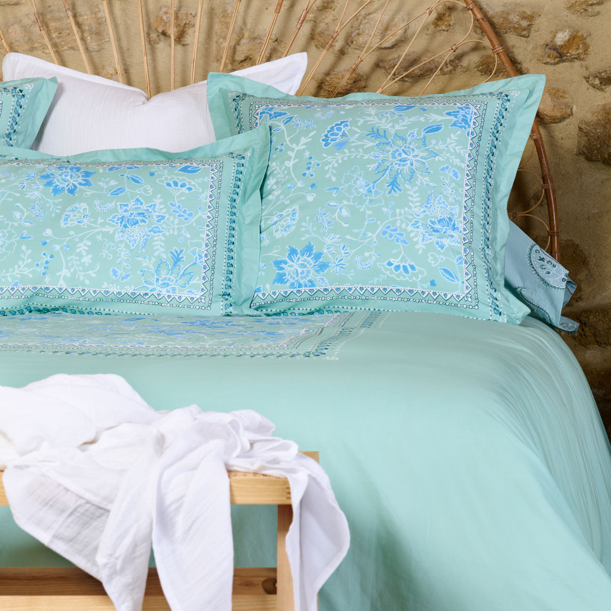 Taies oreiller bastide Grand décor floral aux accents méditerranéens, décliné dans des nuances vert d’eau et bleu turquoise.
