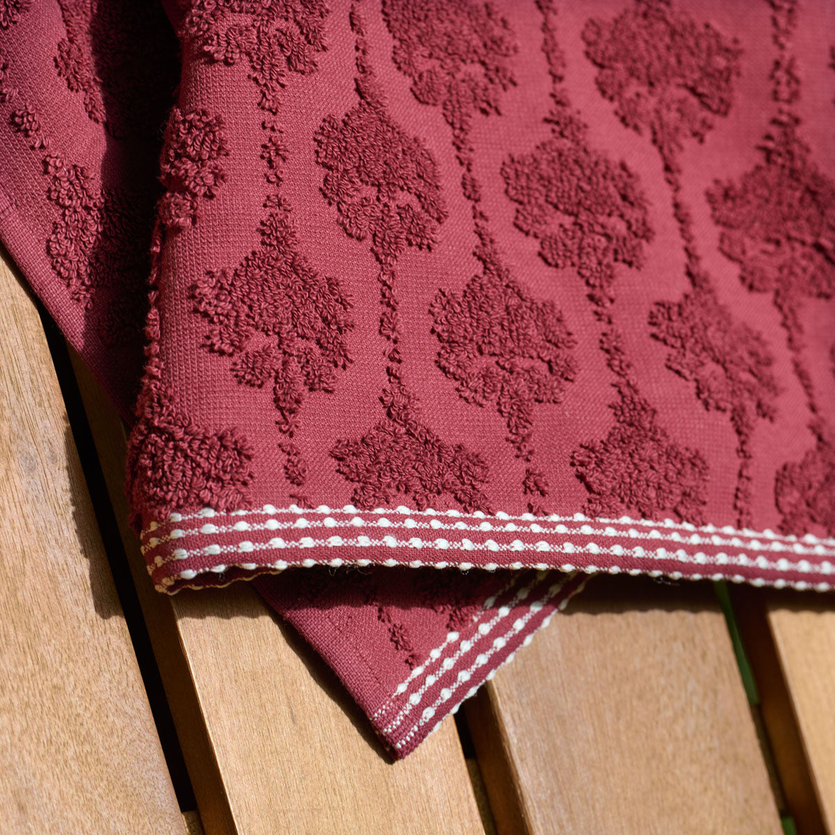 Zoom matière prune Le relief du jacquard met en valeur toute la richesse de l'éponge.