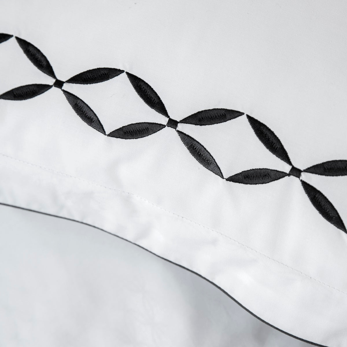 Taie d'oreiller 50x70 cm en percale de coton Tropical zoom | Linge de lit | Tradition des Vosges #Couleur_CARBONE