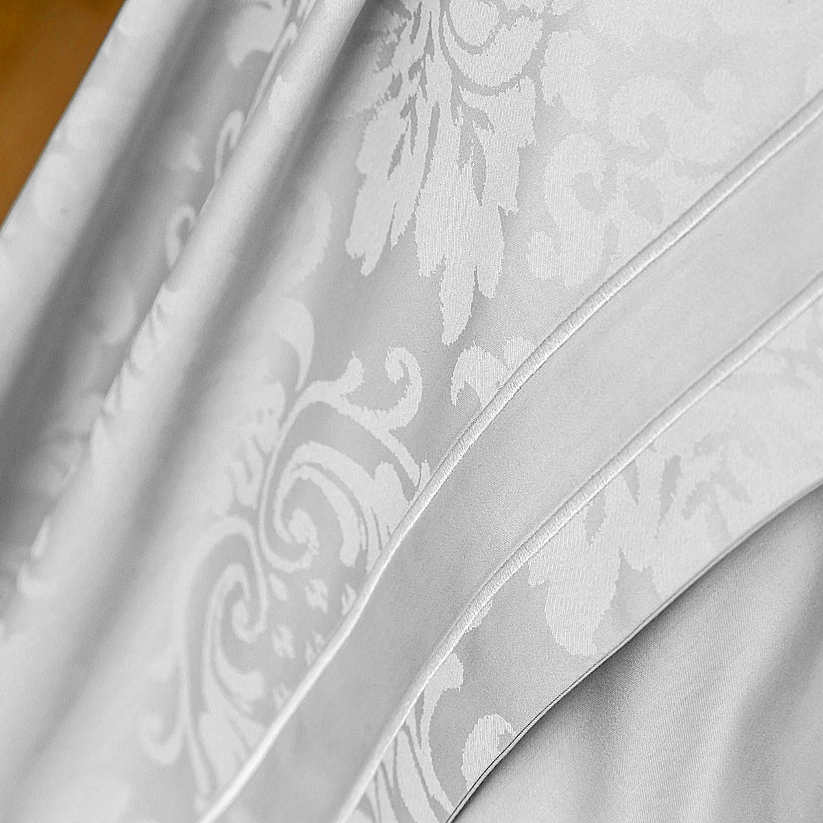 Drap plat Charme zoom | Linge de lit en satin | Tradition des Vosges #Couleur_GRIS PERLE