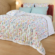 Ambiance mettant en avant le couvre lit sophie avec des taies en percale de coton unie celadon et les taies de la collection sophie en percale de coton 80fils