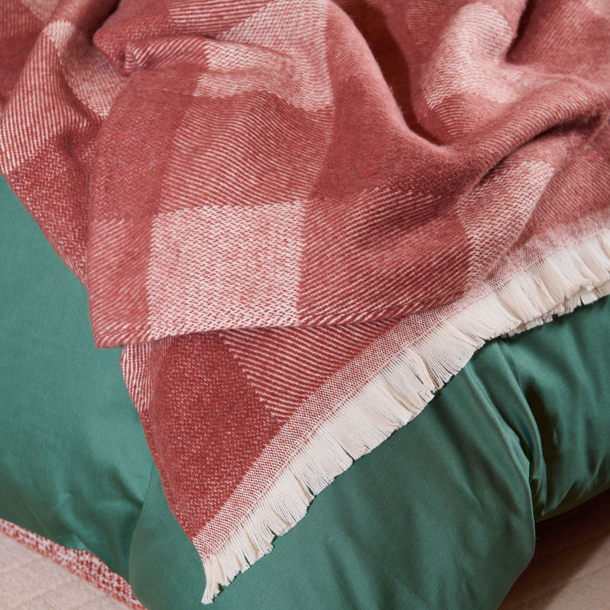 Plaid acajou à franges écrues #Couleur_ACAJOU
