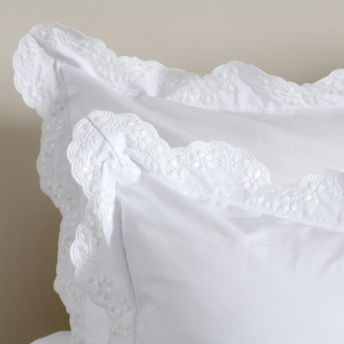 détail de la broderie ton sur ton fleurie sur la taie