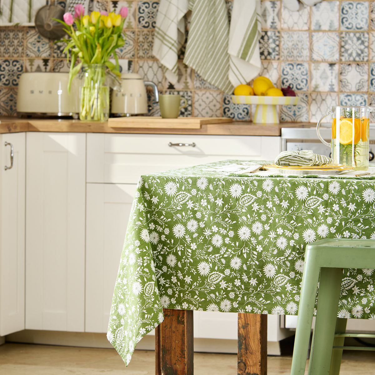 nappe fleurie sous l'olivier printemps