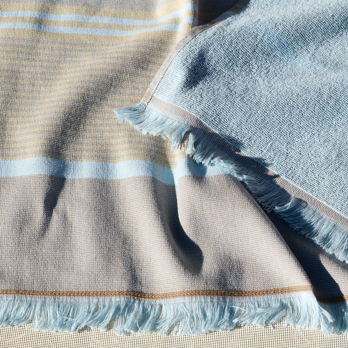Détail du tissage double face et des franges, entre face bouclette absorbante et face tissu légère