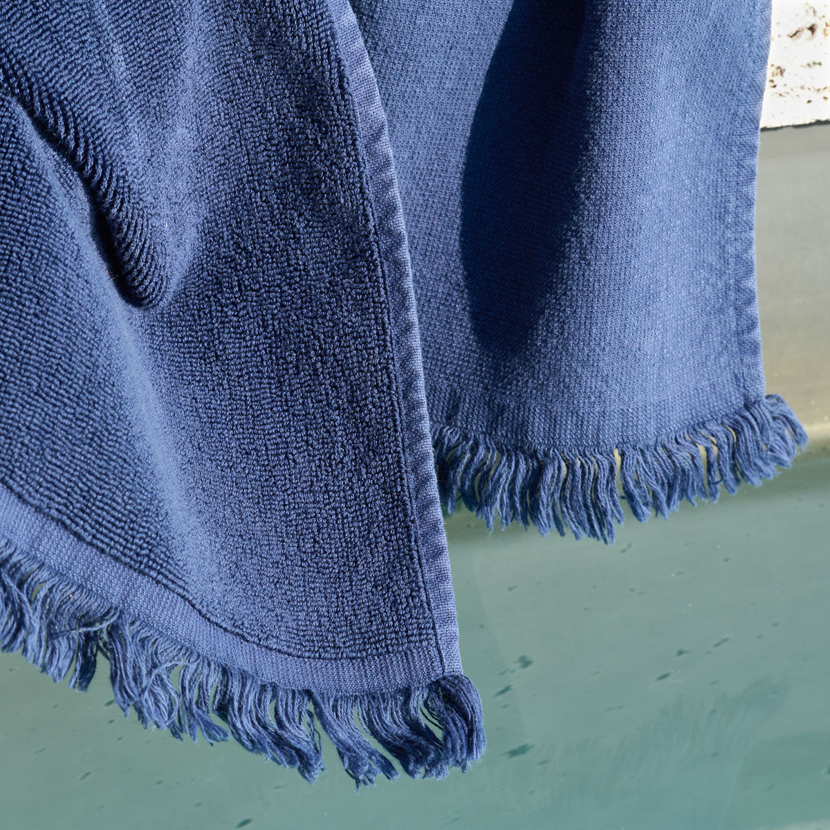 Détail de l’éponge jacquard et finition franges bleu #Couleur_BLEU