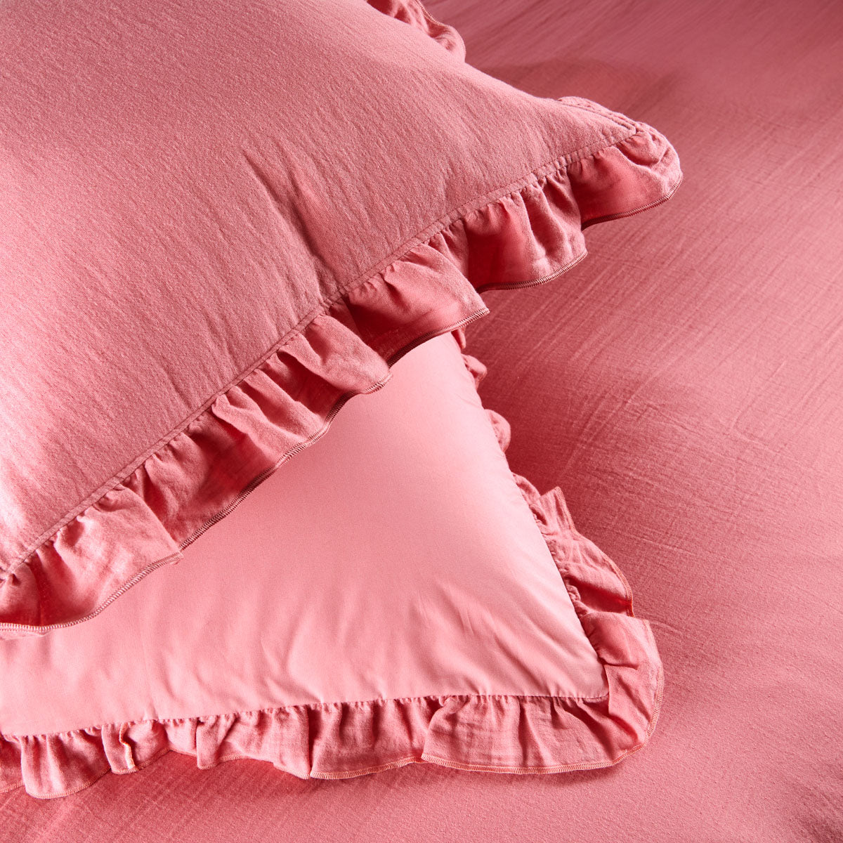 Les volants à fronces, signature de la collection entre deux blush