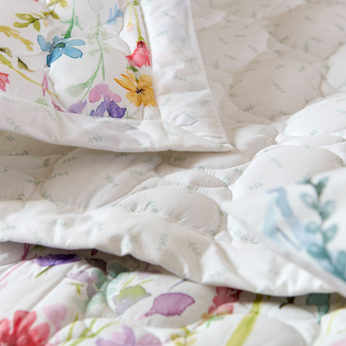 Coure lit matelassée sophie reversible avec coins capuchons et piquage fantaisie