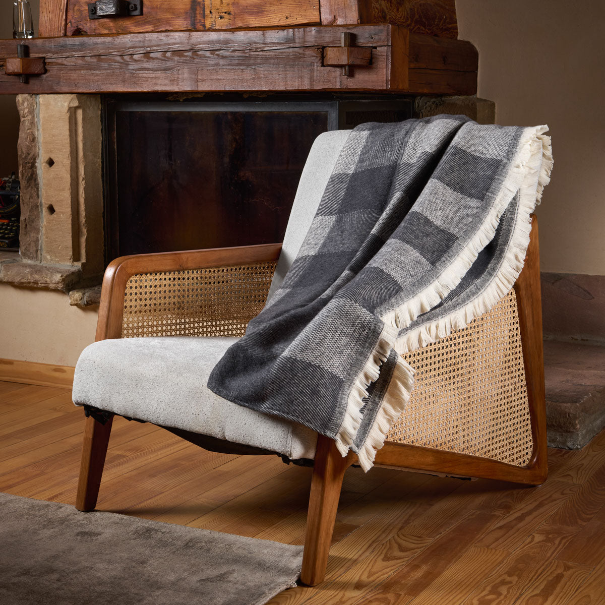 Plaid gris à franges ecrues #Couleur_GRIS